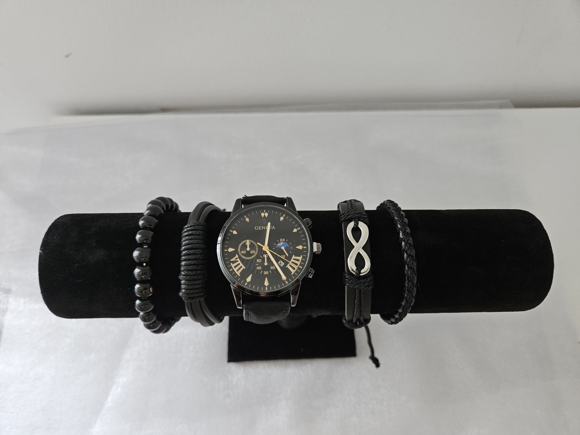 Relógio e pulseiras