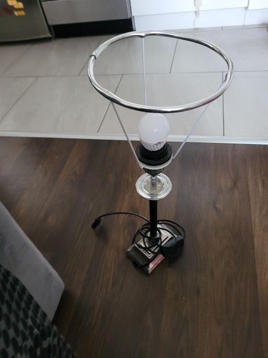 Lampa stojąca czarna