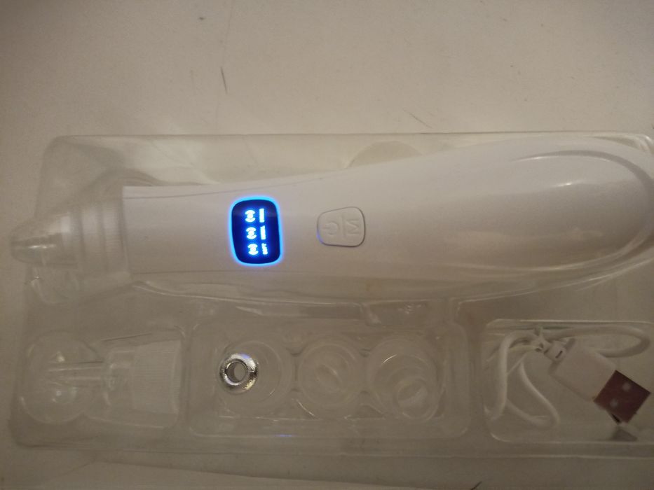 Вакуумный очиститель лица от угрей и точек. встроенный аккумулятор