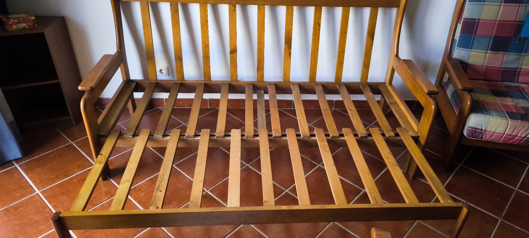 Sofá cama em madeira maciça