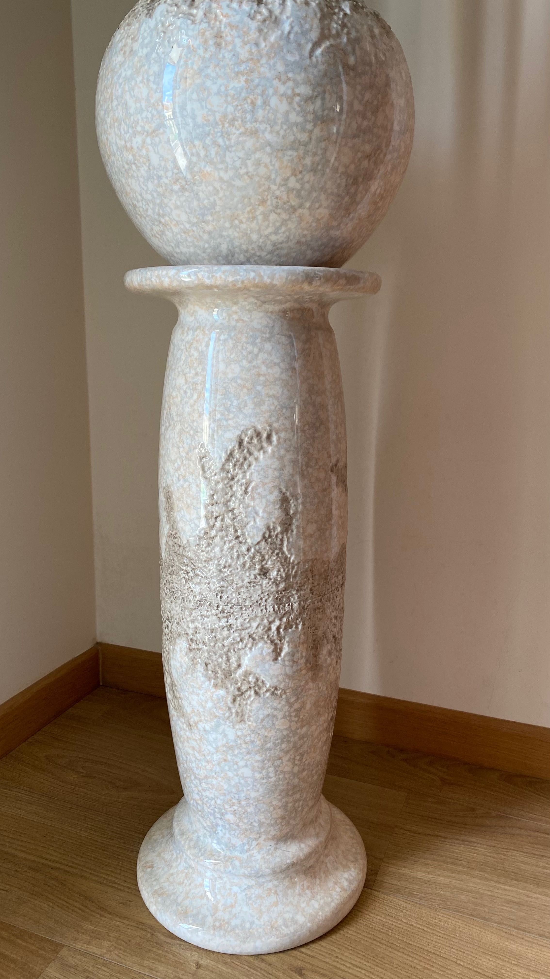 Coluna e vaso de porcelana