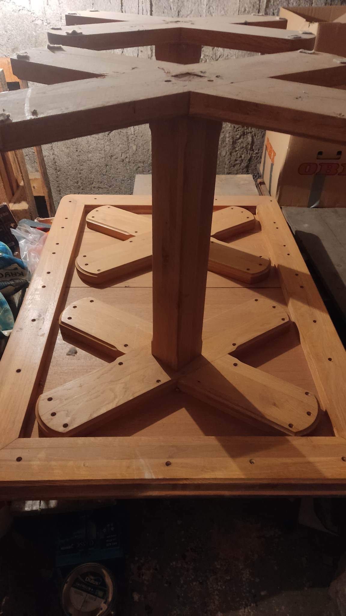 Drewniany rozkładany stół