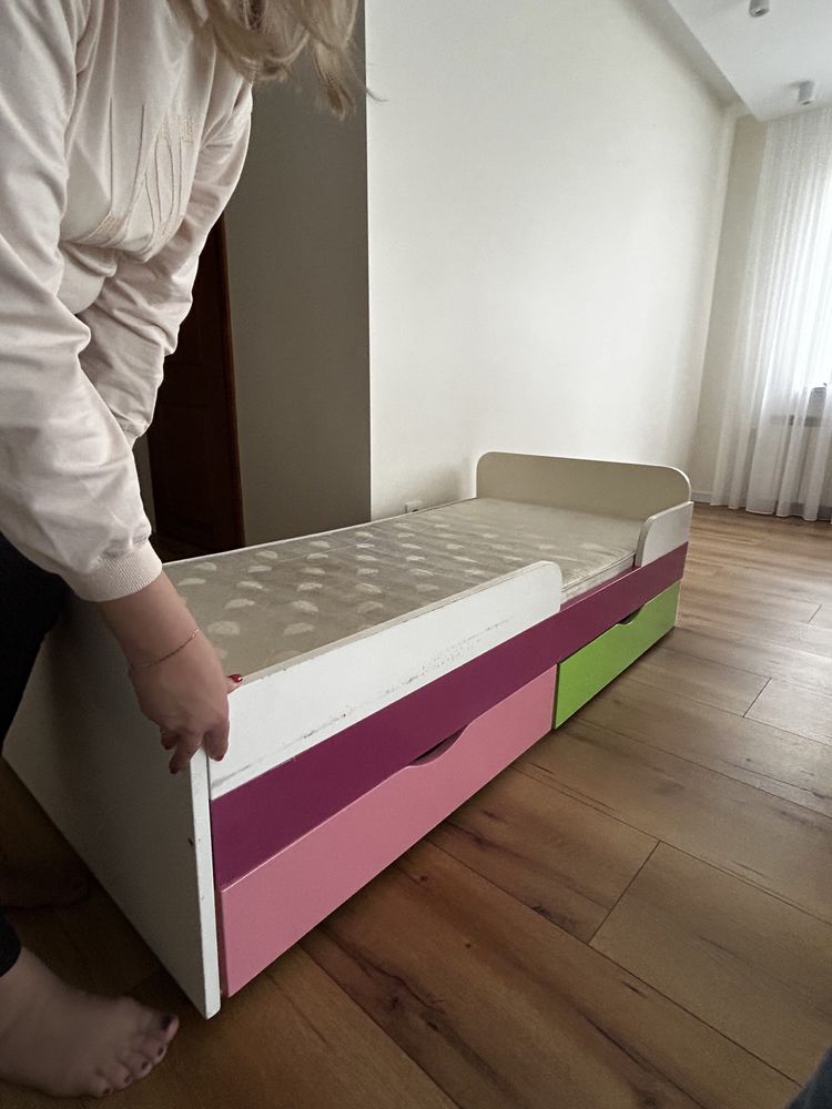 Łóżko dziecięce z materacem sprężynowym