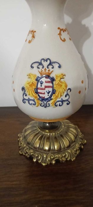 Lampka nocna stylizowana na lampę naftową