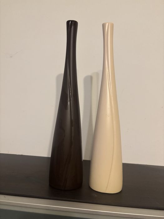 Zestaw dwóch porcelanowych wazonów dekoracyjnych