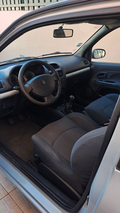 Renault Clio Cinza
