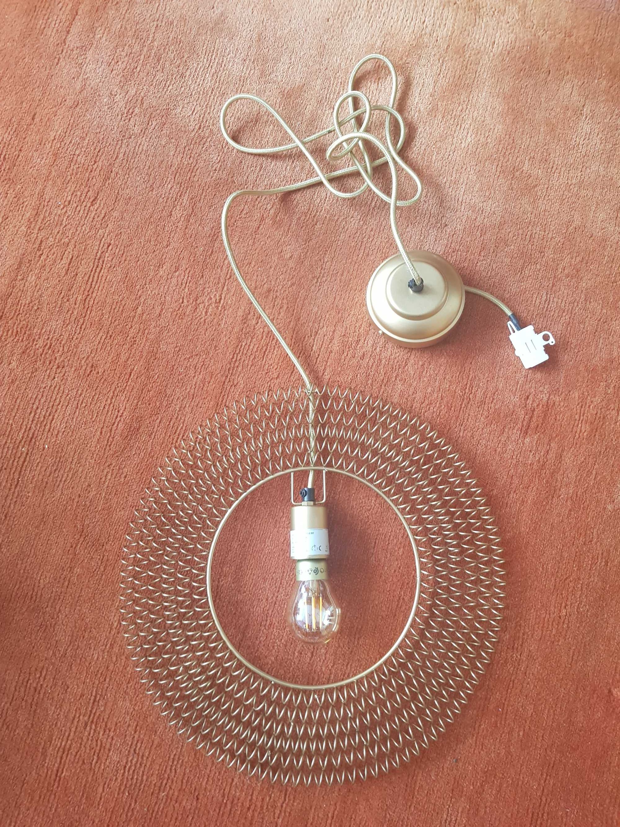 Stylowa lampa sufitowa, prosta a piękna