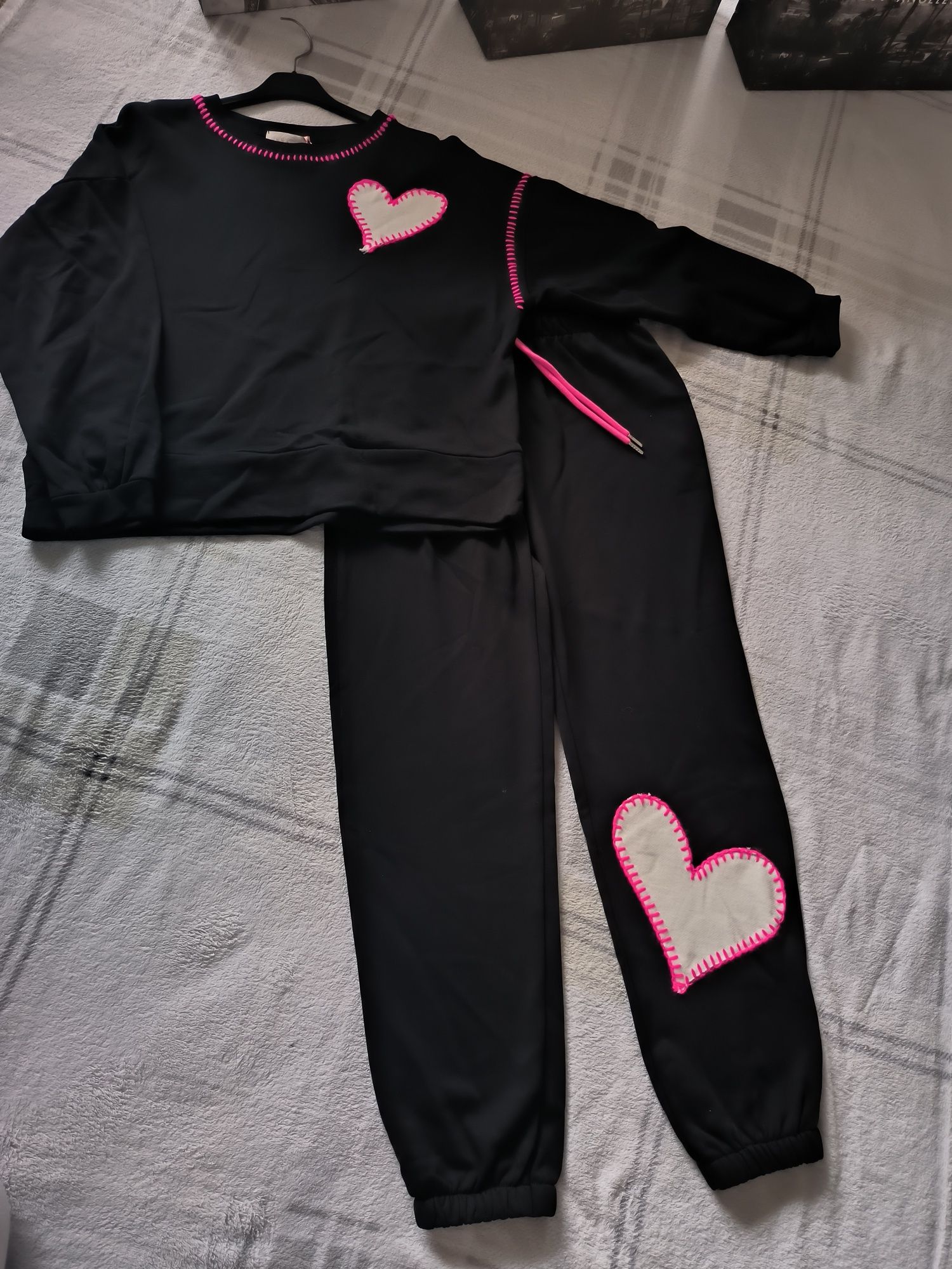 Dres w kolorze czarnym z motywem serca