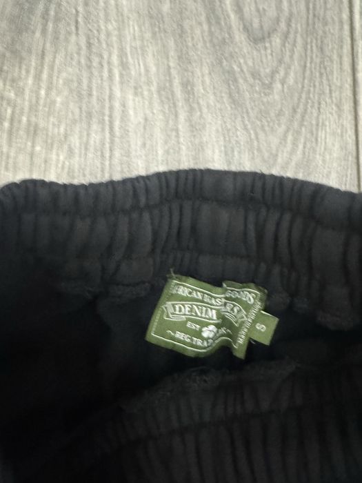 Czarno-białe spodenki denim tears zalozone 2 razy