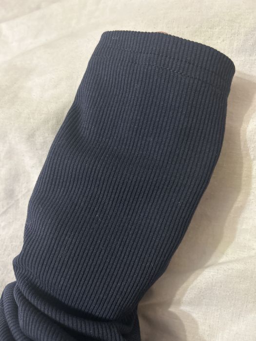 Плаття в рубчик з розрізом по ніжці