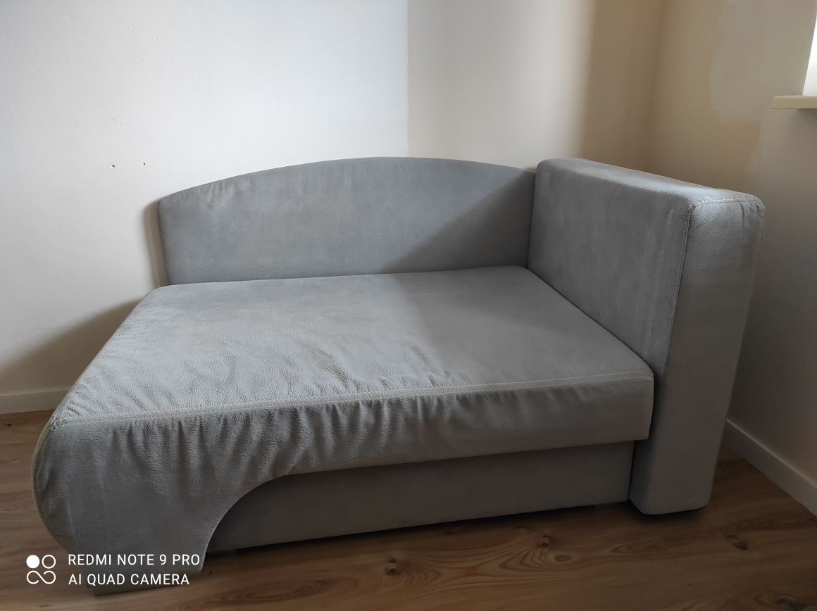 Jednoosobowa sofa z funkcją spania i pojemnikiem