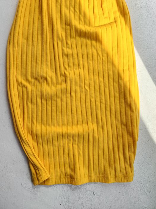 Ярко-желтое платье в рубчик