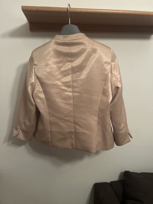 Elegancki beżowy żakiet