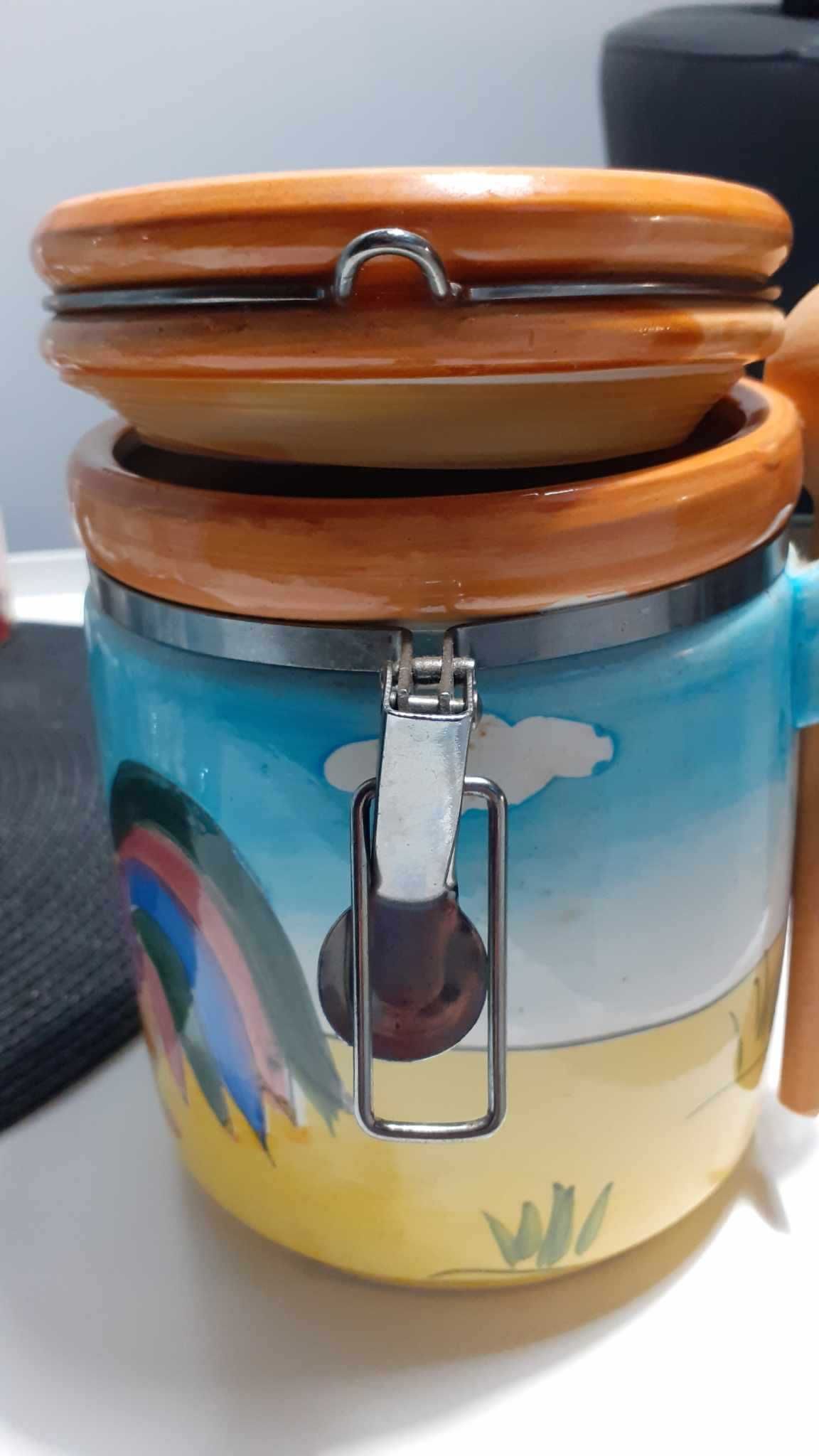 Ozdobny pojemnik na miód z łyżką
