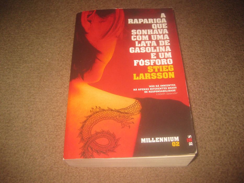Livro "A Rapariga Que Sonhava Com Uma Lata De Gasolina E Um Fósforo"