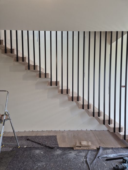 schody półkowe konstrukcja stalowa jednobelkowe dywanowe schody metalo