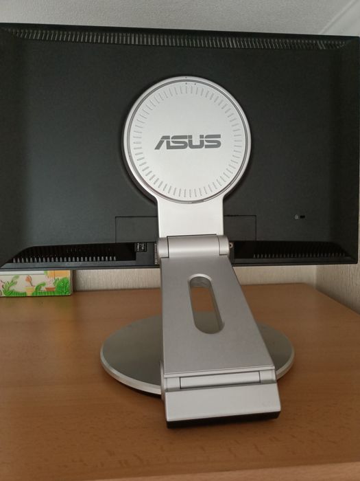 ASUS монитор, в отличном состоянии.