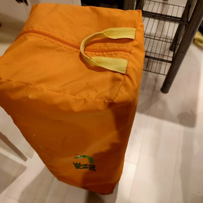 Cama de viagem com edredom