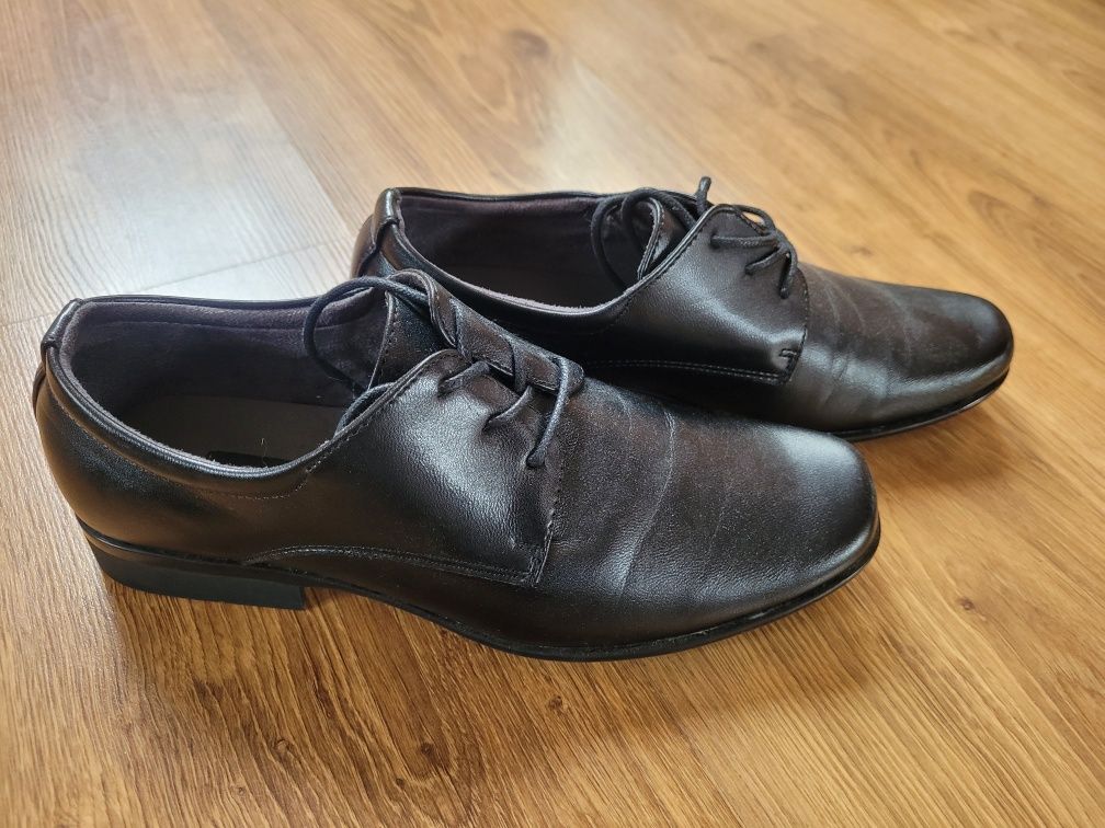 Czarne buty komunijne do garnituru r. 38 dł. wkładki 22 cm