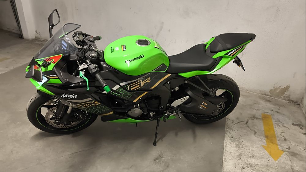 Kawasaki ZX-6R 2021 • 4.400 km • Akrapovic Carbono • Quickshifter