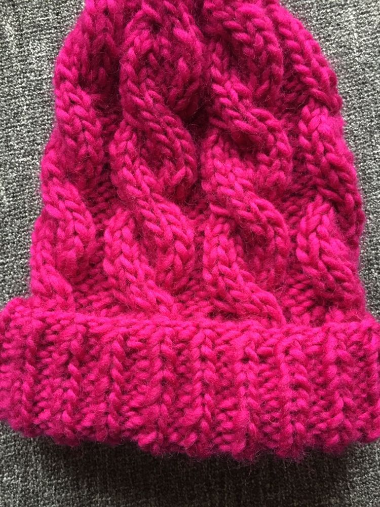 Różowa czapka na zimę zrobiona na drutach przez mamę gruba