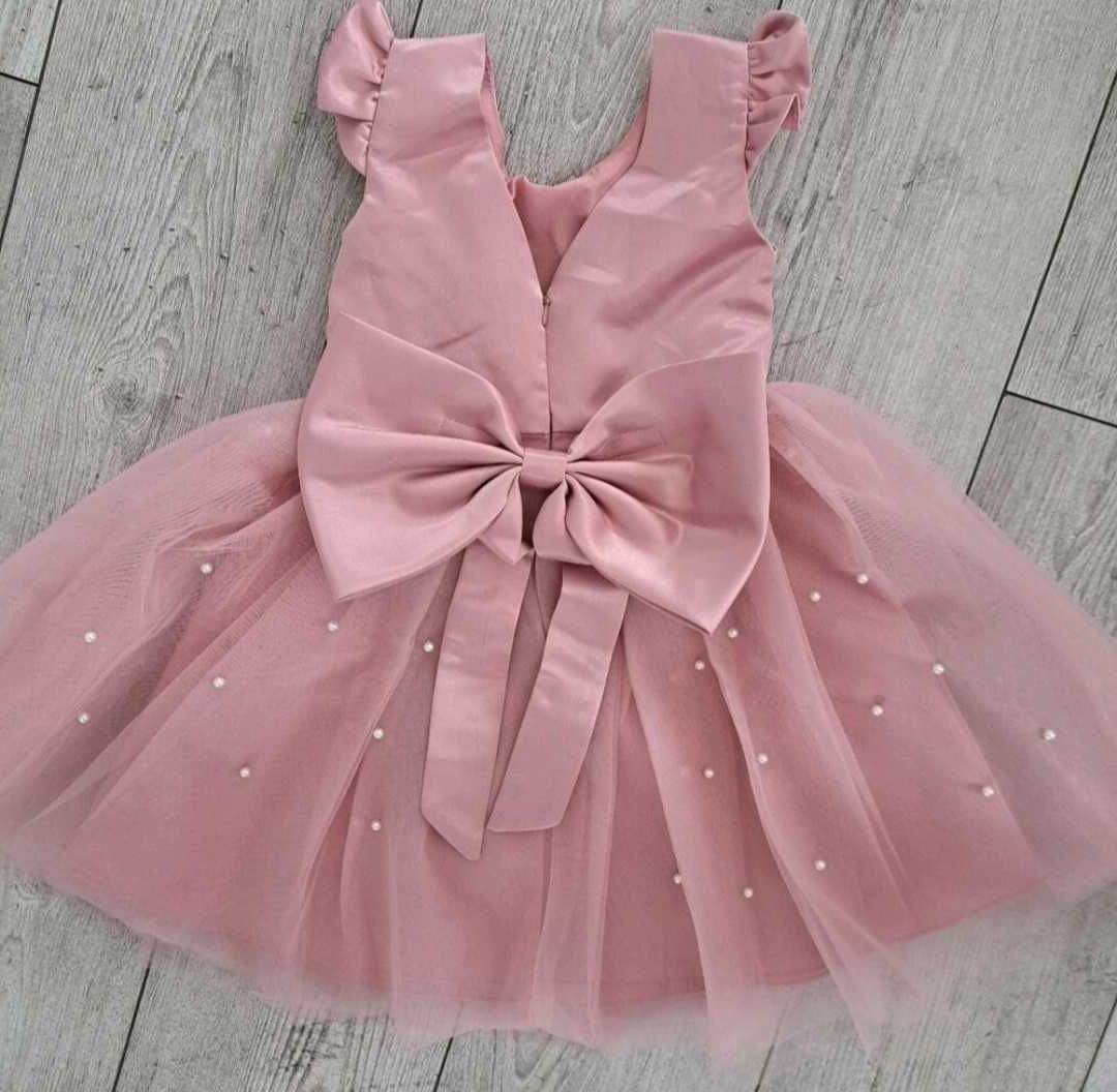 Elegancka sukienka w stylu księżniczki z tiulu z falbankami