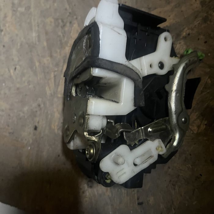 Стекло Mitsubishi Lancer 9