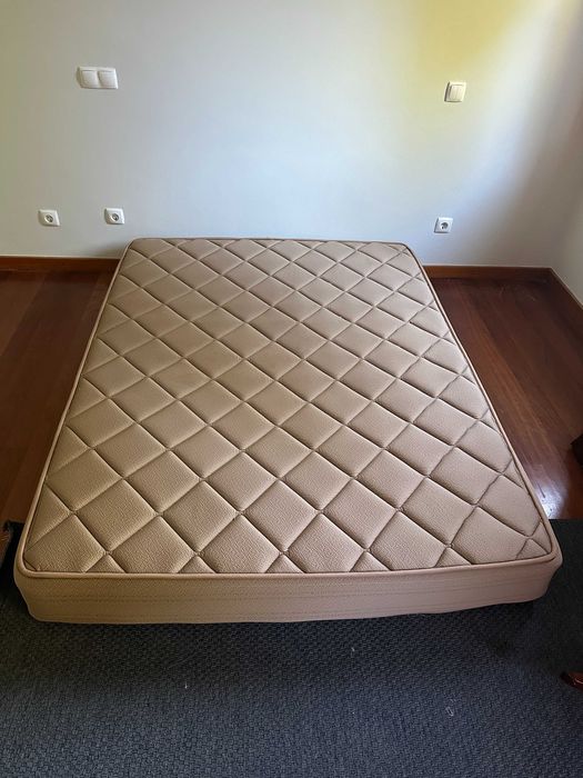Cama de Casal em Ceregeira