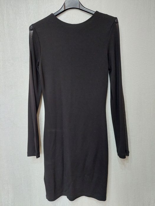 Dopasowana czarna sukienka