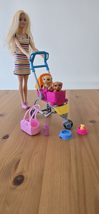 Lalka Barbie - spacerówka z pieskami + akcesoria