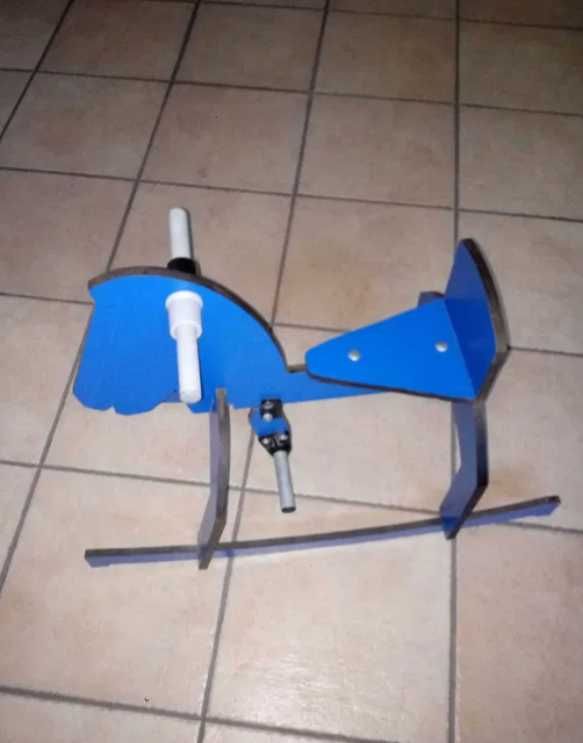 Cavalo de baloiço para criança