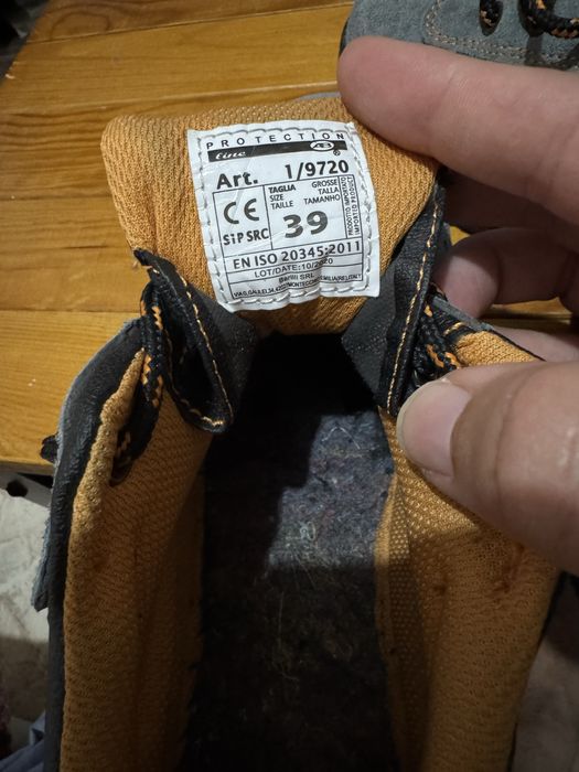 Sapatos de seguranca novos