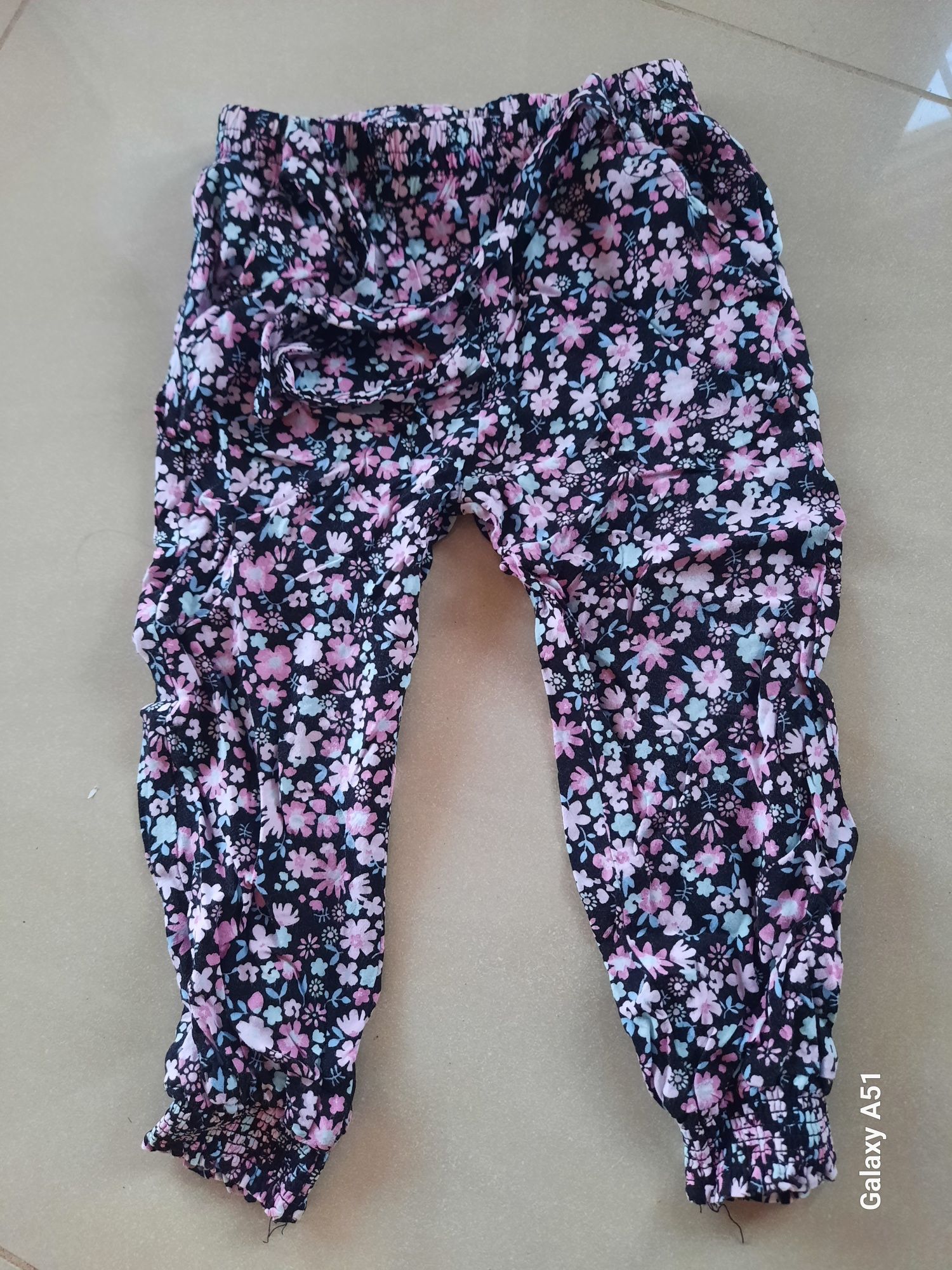 Piękne spodnie letnie w kwiatki dla dziewczynki 98