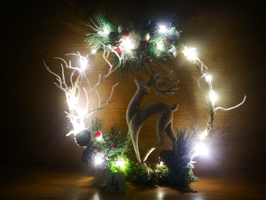 Stroik świąteczny na drewnianej obręczy, LED, średnica 20 cm