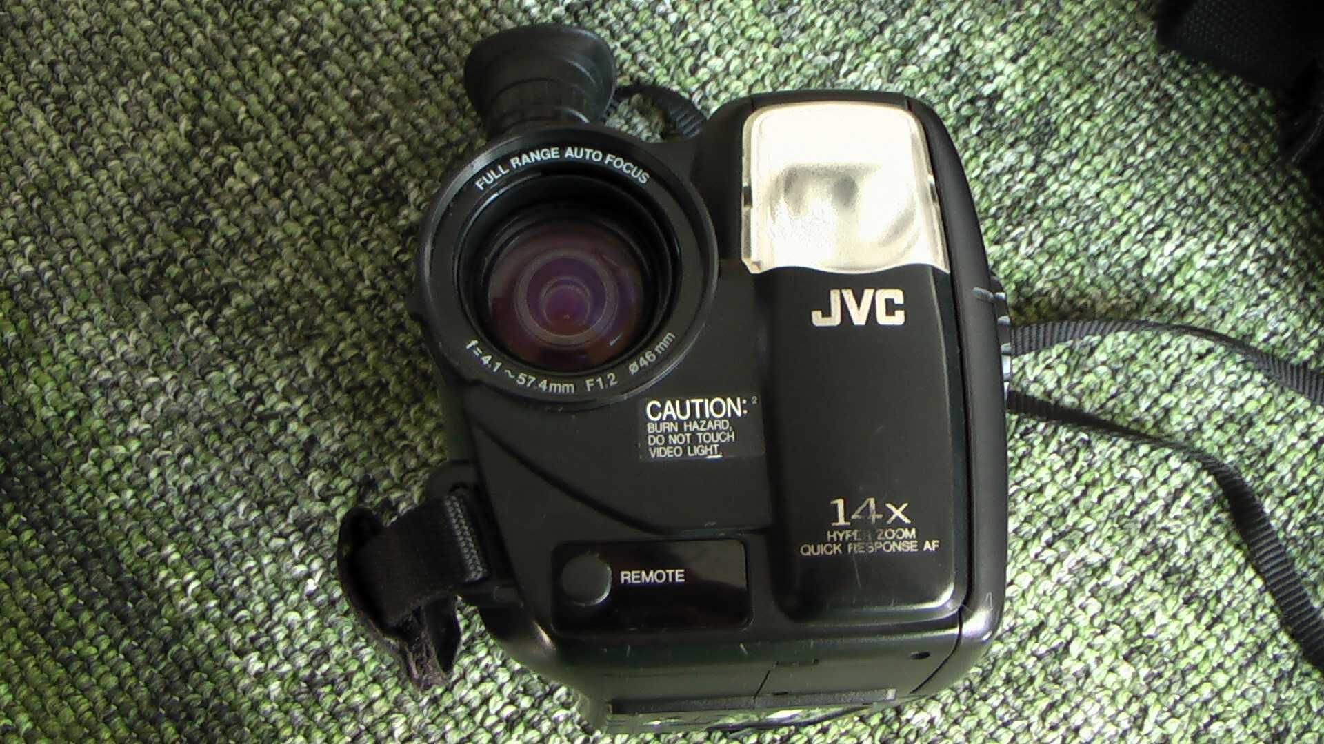 Відеокамера JVC GR-AX627E