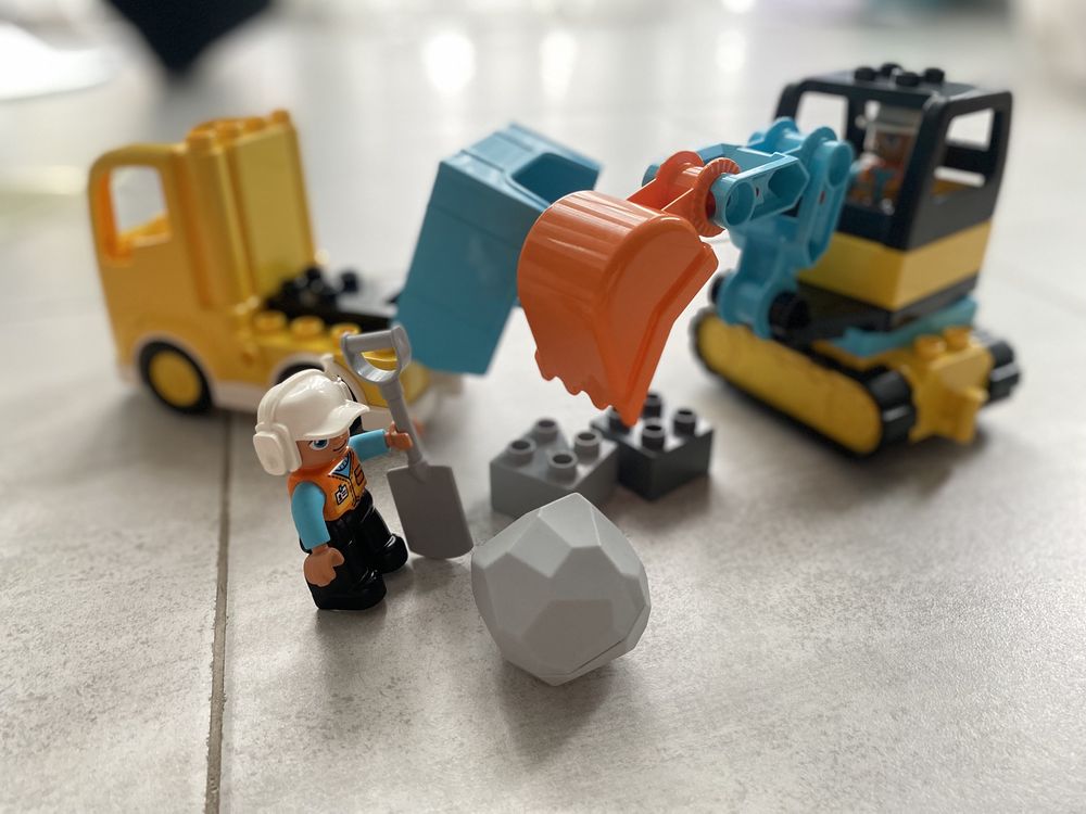 Лего вантажівка та екскаватор
