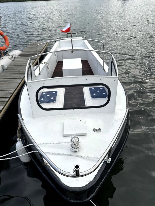 Łódź motorowa, motorówka
Solidna stalowa konstrukcja
Po renowacji.