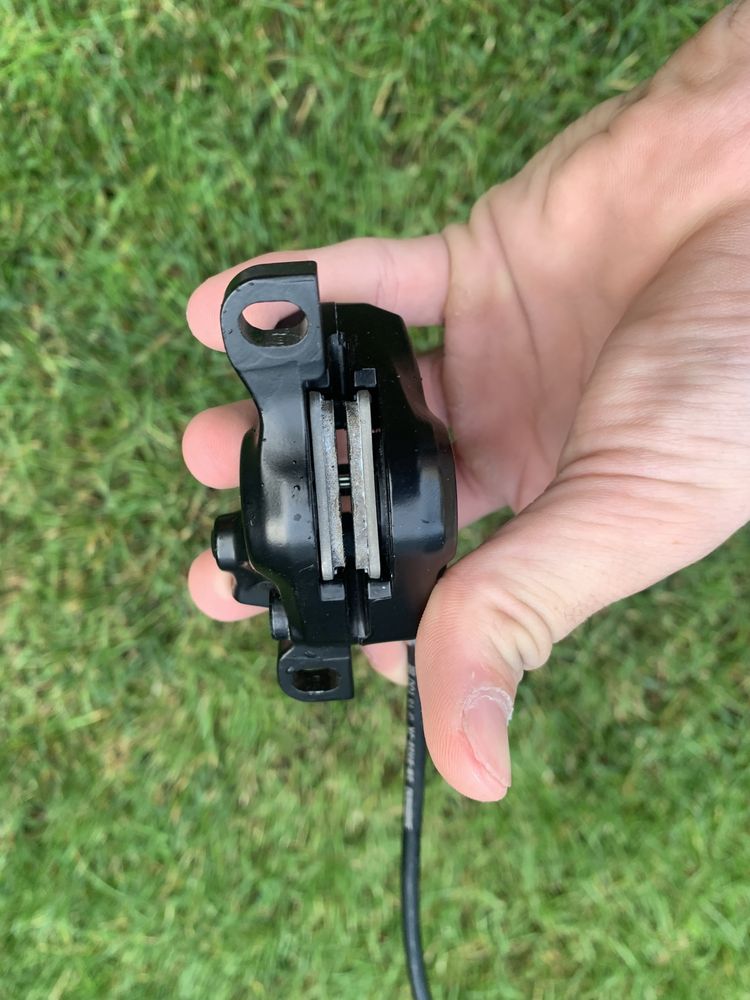 Przedni hamulec shimano mt200
