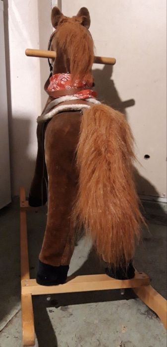 Кінь-гойдалка для дітей