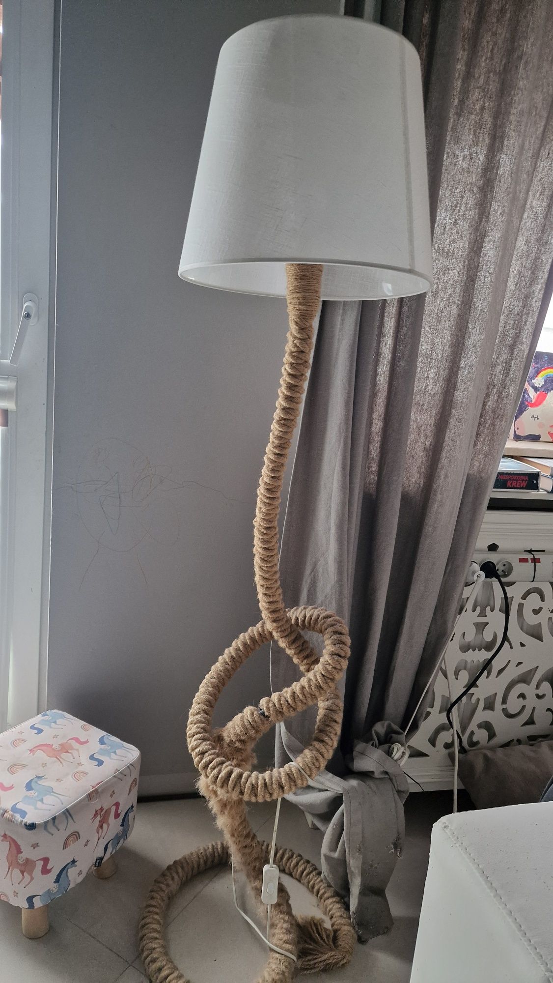 Lampa podłogowa sznur