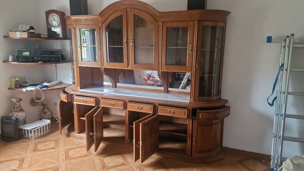 Cristaleira em madeira maciça