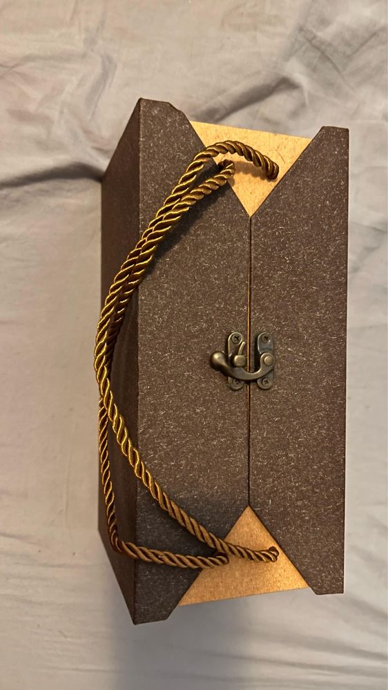 Relicário Banhado a Ouro com pedras vermelhas