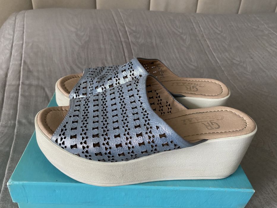 Шкіряні шльопанці