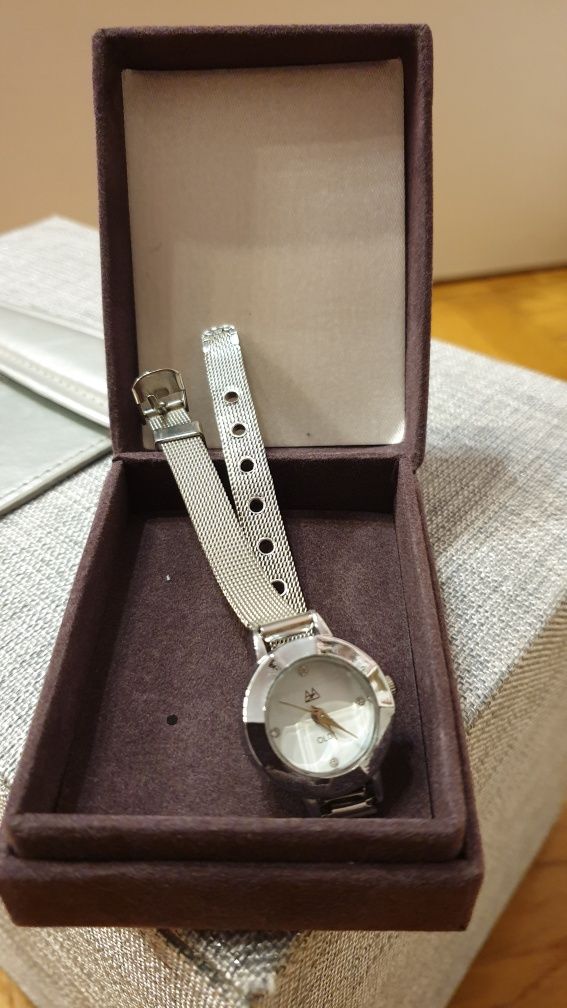 Zegarek damski modny w kolorze srebrnym