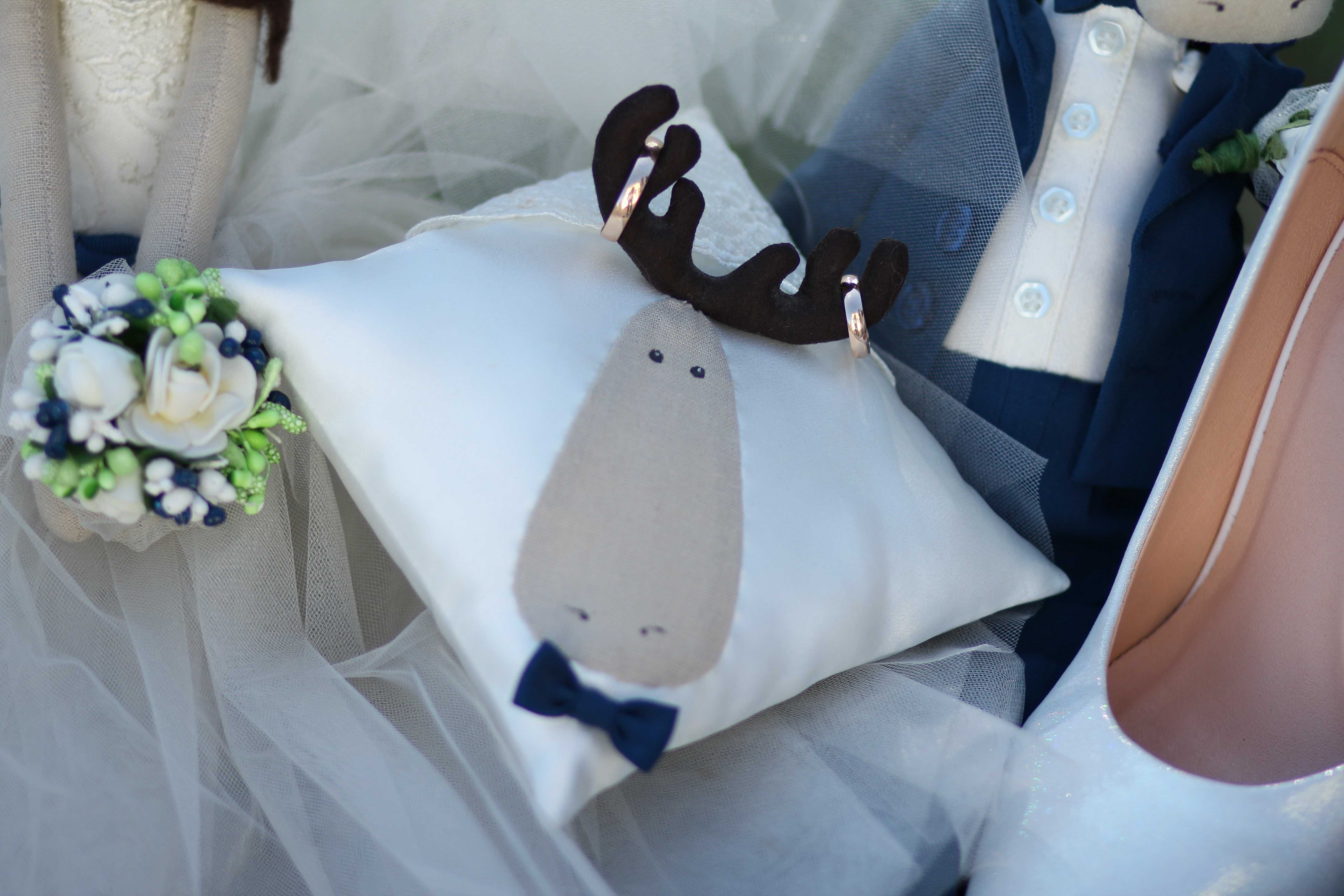Свадебная подушечка для колец и жених с невестой интерьерные игрушки