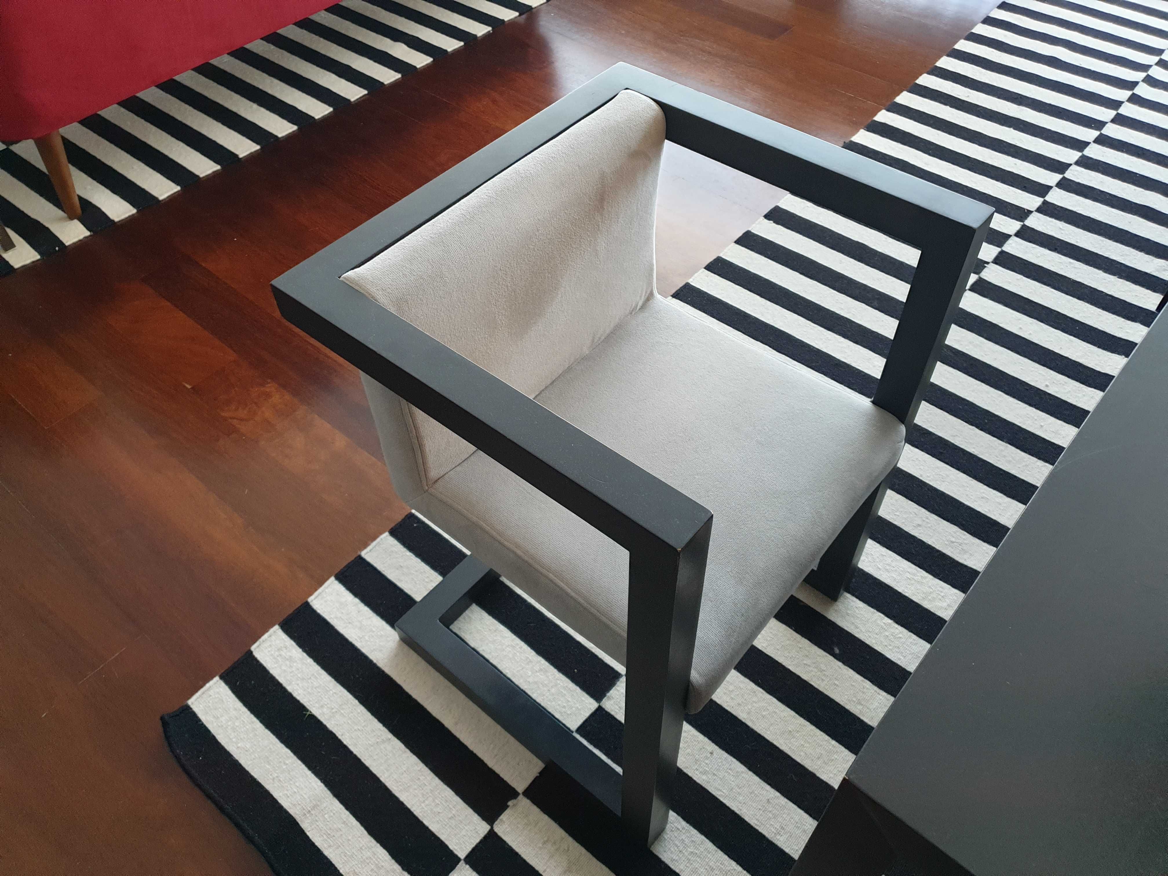 Mesa com 4 cadeiras e 1 banco