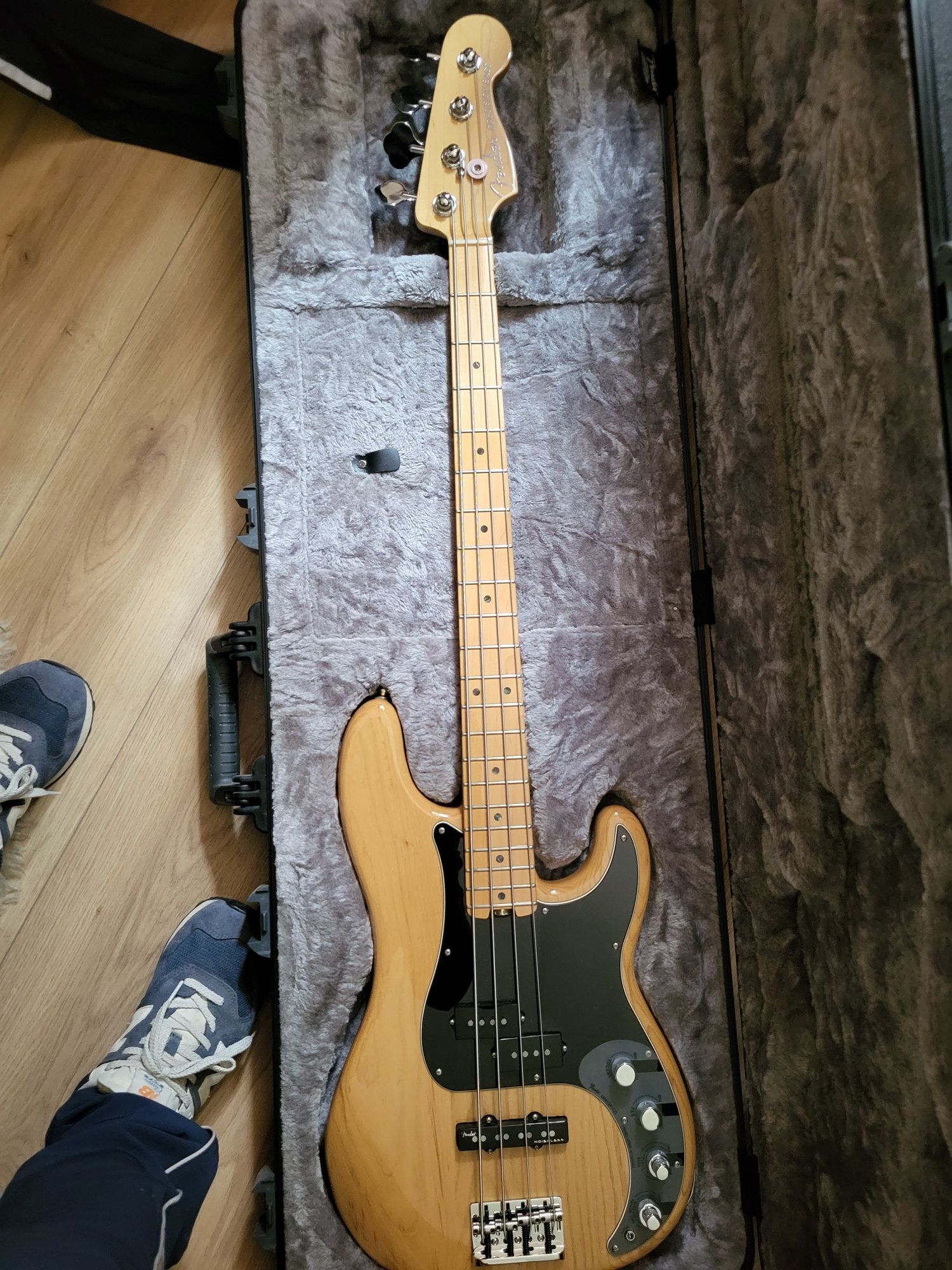 Nowa gitara basowa Fender