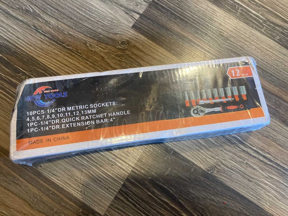 Набір з 12 штук торцевих ключів з тріскачкою.