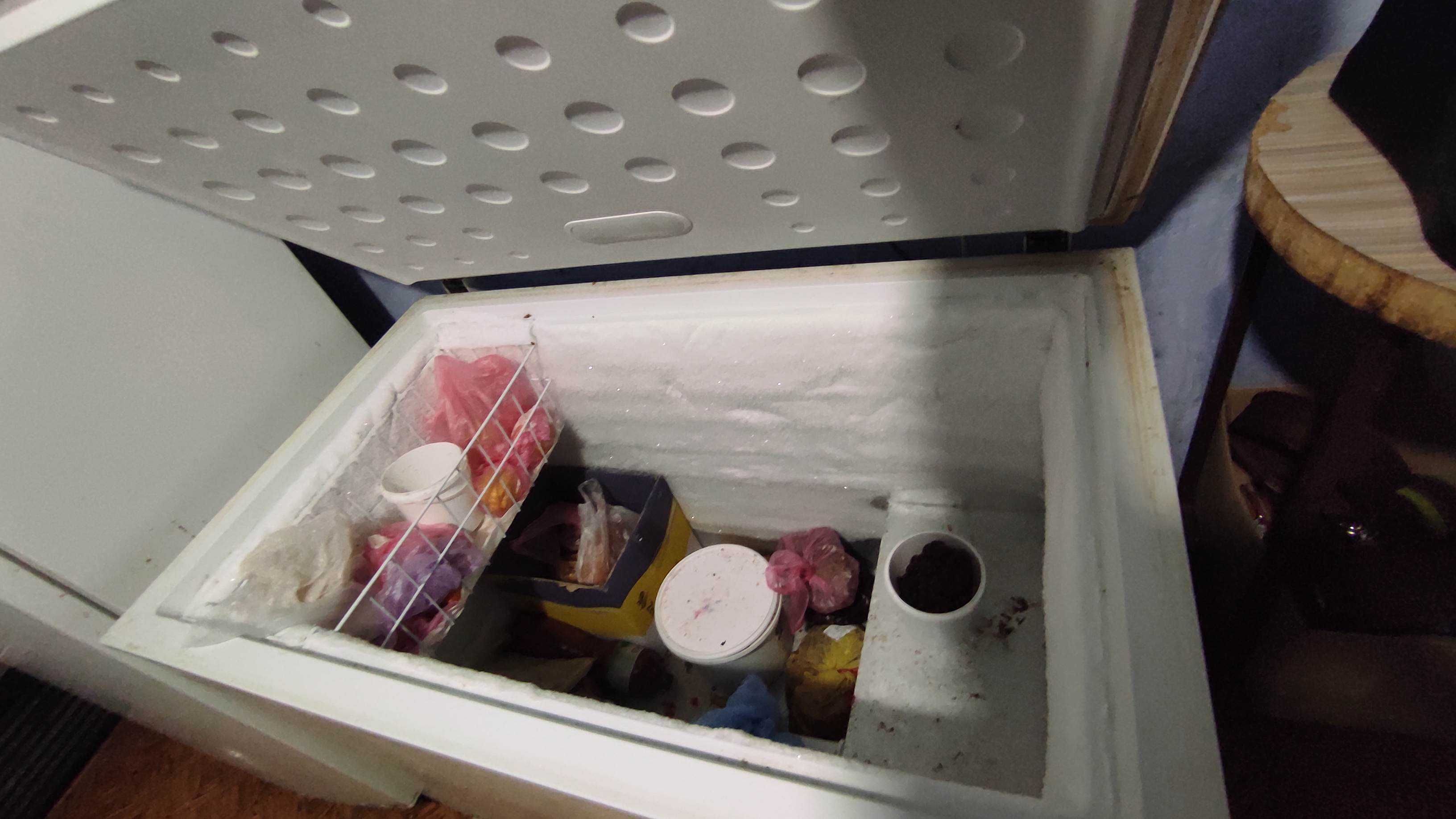 продам холодильную кондитерскую витрину