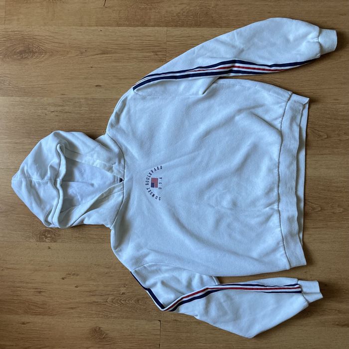 biała bluza z kapturem crop top z nadrukiem na plecach rękawach H&M